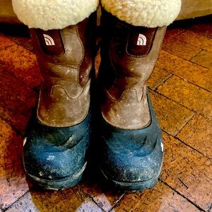 North Face women’s leather and sheepskin rugged snow boots 🥾